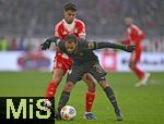 24.01.2026, Fussball Bundesliga 2025/2026, 19.Spieltag, FC Bayern M�nchen - FC Augsburg, in der Allianz-Arena M�nchen,   v.l. Aleksandar Pavlovic (Bayern M�nchen)  gegen Alexis Julian Claude-Maurice (FC Augsburg) 


