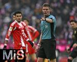 24.01.2026, Fussball Bundesliga 2025/2026, 19.Spieltag, FC Bayern M�nchen - FC Augsburg, in der Allianz-Arena M�nchen,   Schiedsrichter Florian Exner (Deutschland).


