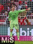 24.01.2026, Fussball Bundesliga 2025/2026, 19.Spieltag, FC Bayern M�nchen - FC Augsburg, in der Allianz-Arena M�nchen,   Torwart Jonas Urbig (FC Bayern M�nchen) gestikuliert.


