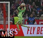 24.01.2026, Fussball Bundesliga 2025/2026, 19.Spieltag, FC Bayern M�nchen - FC Augsburg, in der Allianz-Arena M�nchen,   Torwart Jonas Urbig (FC Bayern M�nchen) pfl�ckt den Ball runter


