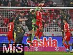 24.01.2026, Fussball Bundesliga 2025/2026, 19.Spieltag, FC Bayern M�nchen - FC Augsburg, in der Allianz-Arena M�nchen,   Arthur Chaves (FC Augsburg) trifft hier zum 1:1 , Torwart Jonas Urbig (FC Bayern M�nchen) und Jonathan Tah (FC Bayern M�nchen) fliegen am Ball vorbei.


