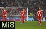 24.01.2026, Fussball Bundesliga 2025/2026, 19.Spieltag, FC Bayern M�nchen - FC Augsburg, in der Allianz-Arena M�nchen,   v.l. Aleksandar Pavlovic (Bayern M�nchen) , Joshua Kimmich (FC Bayern M�nchen) und Harry Kane (FC Bayern M�nchen) sind unzufrieden


