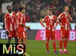 24.01.2026, Fussball Bundesliga 2025/2026, 19.Spieltag, FC Bayern M�nchen - FC Augsburg, in der Allianz-Arena M�nchen,  v.l. Nicolas Jackson (FC Bayern M�nchen), Jonathan Tah (FC Bayern M�nchen), Luis Diaz (FC Bayern M�nchen), Joshua Kimmich (FC Bayern M�nchen) und Harry Kane (FC Bayern M�nchen)  sind  traurig


