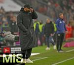 24.01.2026, Fussball Bundesliga 2025/2026, 19.Spieltag, FC Bayern M�nchen - FC Augsburg, in der Allianz-Arena M�nchen,   Trainer Vincent Kompany (FC Bayern M�nchen) nachdenklich.


