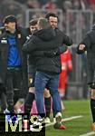 24.01.2026, Fussball Bundesliga 2025/2026, 19.Spieltag, FC Bayern M�nchen - FC Augsburg, in der Allianz-Arena M�nchen,   hinten umarmnt Trainer Manuel Baum (FC Augsburg) Michael Gregoritsch (Augsburg) �berschwenglich.



