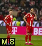 24.01.2026, Fussball Bundesliga 2025/2026, 19.Spieltag, FC Bayern M�nchen - FC Augsburg, in der Allianz-Arena M�nchen, Frustierte Bayernspieler nach dem Schlusspfiff ratlos bei den Fans, Joshua Kimmich (FC Bayern M�nchen), Harry Kane (FC Bayern M�nchen) 