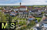03.08.2025,  Pfaffenhausen im Unterallg�u, Pfarrkirche mit dem Friedhof am Rand. 
