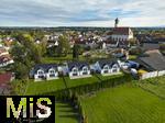 03.08.2025,  Pfaffenhausen im Unterallg�u, Neubau-Wohnh�user Pfarrkirche mit dem Friedhof am Rand. 