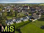 03.08.2025,  Pfaffenhausen im Unterallg�u, Neubau-Wohnh�user Pfarrkirche mit dem Friedhof am Rand. 