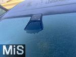 29.01.2026, Bad W�rishofen im Unterallg�u, E-Auto Tesla Model3 taut sich selber auf. Die Frontscheibe ist am Morgen noch zugefroren, die Standheizung taut zuerst den Kamersensor �ber dem Innenspiegel auf, wo die Abstands-Kameras verbaut sind.