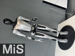 29.01.2026,  Ein Humanoider Roboter, ein Prototyp von Tesla, der Optimus, steht im TESLA-Showroom M�nchen Parsdorf am Eingang als Ausstellungsst�ck.