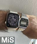 29.01.2026, Bad W�rishofen im Unterallg�u,  Alte und neue Uhren-Technik an einem Handgelenk. Links eine Apple-Watch, die Smartwatch der Firma Apple, rechts eine ca 40 Jahre alte Digital-Armbanduhr von CITIZEN, die Multi Alarm III mit Stoppuhr, Timer und Weckalarm.