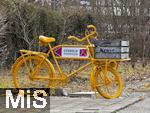 09.01.2026,  Bad W�rishofen, Unterallg�u. Ein altes Fahrrad von den Brieftr�gern der Deutschen Post, ein Transportrad ganz in Gelb angemalt steht als Werbe-Rad f�r ein Fahrradgesch�ft an der Strasse.
