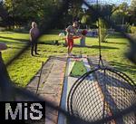 22.08.2025,   Bad W�rishofen, Minigolf, Spieler schl�gt den Ball in den Korb. (Modelreleased).