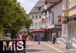 26.06.2025, Bad W�rishofen (Unterallg�u), Fussg�ngerzone, mit einer Eisdiele und einer Apotheke.