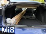 26.06.2025, Bad W�rishofen (Unterallg�u), Wegen umklappbarer R�cksitze kann man in ein Tesla Model 3 Elektroauto auch mehr als 2 Meter langes Gep�ck-St�ck einladen.