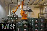 29.01.2026, Landbrauerei Storchenbr�u Pfaffenhausen im Unterallg�u, Details bei der Bierherstellung: Die Palettierung wird jetzt von einem STORCH erledigt. Der orangene ABB-Roboter, der die fertigen Bierkisten auf Paletten stapelt, wurde mit Storch-Design versehen.  Passend zum Firmen-Logo, dem Weiss-Storch.
