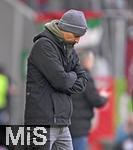 31.01.2026, Fussball 1. Bundesliga 2025/2026, 20.Spieltag, FC Augsburg - FC St. Pauli, in der WWK-Arena Augsburg. Trainer Alexander Blessin (FC St. Pauli) nachdenklich.
 

