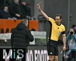 31.01.2026, Fussball 1. Bundesliga 2025/2026, 20.Spieltag, FC Augsburg - FC St. Pauli, in der WWK-Arena Augsburg. Schiedsrichter Sascha Stegemann (Deutschland) zeigt Trainer Manuel Baum (FC Augsburg) die gelbe Karte
 

