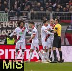 31.01.2026, Fussball 1. Bundesliga 2025/2026, 20.Spieltag, FC Augsburg - FC St. Pauli, in der WWK-Arena Augsburg.  Schiedsrichter Sascha Stegemann wird bestürmt von Han-Noah Massengo (FC Augsburg), Marius Wolf (FC Augsburg) 