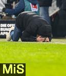 31.01.2026, Fussball 1. Bundesliga 2025/2026, 20.Spieltag, FC Augsburg - FC St. Pauli, in der WWK-Arena Augsburg. Trainer Manuel Baum (FC Augsburg) fassungslos am Boden.