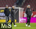 31.01.2026, Fussball 1. Bundesliga 2025/2026, 20.Spieltag, FC Augsburg - FC St. Pauli, in der WWK-Arena Augsburg. Trainer Alexander Blessin (li, FC St. Pauli) nach dem Spiel auf dem Platz frustriert 