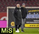 31.01.2026, Fussball 1. Bundesliga 2025/2026, 20.Spieltag, FC Augsburg - FC St. Pauli, in der WWK-Arena Augsburg. Trainer Alexander Blessin (re, FC St. Pauli) nach dem Spiel auf dem Platz frustriert 