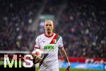 31.01.2026, Fussball 1. Bundesliga 2025/2026, 20.Spieltag, FC Augsburg - FC St. Pauli, in der WWK-Arena Augsburg. Marius Wolf (FC Augsburg) mit dem Ball in der Hand 