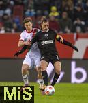 31.01.2026, Fussball 1. Bundesliga 2025/2026, 20.Spieltag, FC Augsburg - FC St. Pauli, in der WWK-Arena Augsburg. v.li: Yannik Keitel (FC Augsburg) gegen Jackson Irvine (FC St. Pauli) i) 