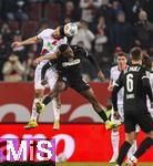 31.01.2026, Fussball 1. Bundesliga 2025/2026, 20.Spieltag, FC Augsburg - FC St. Pauli, in der WWK-Arena Augsburg. v.li: Keven Schlotterbeck (FC Augsburg) gegen Abdoulie Ceesay (FC St. Pauli). 