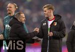 31.01.2026, Fussball 1. Bundesliga 2025/2026, 20.Spieltag, FC Augsburg - FC St. Pauli, in der WWK-Arena Augsburg. Nach dem Spiel, Trainer Manuel Baum (FC Augsburg) shakehands mit Anton Kade (FC Augsburg) 