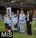 04.02.2026, Amateur-Fussball, Er�ffnung der Aktion M�dchen an den Ball im Pineapple-Park M�nchen, Fu�ballinteressierte M�dchen in M�nchen haben die M�glichkeit, sich spontan und unverbindlich am Ball auszuprobieren. Das Projekt des Vereins Biku e.V., das mit dem FC Bayern M�nchen und dem Bayerischen Fu�ball-Verband (BFV) kooperiert wird den M�dchen einmal w�chentlich ein kostenloses und unverbindliches Fu�balltraining mit lizenzierten Trainern und Trainerinnen anbieten. 
Presse-Er�ffnung, auf dem Bild: Anna Seliger (2.v.re, BIKU),  Michael Michi Kern (mitte, Betreiber Pineapple Park, Gastronom und Kulturveranstalter), re: Kathrin Abele (SPD Stadtr�tin M�nchen)