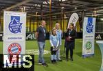 04.02.2026, Amateur-Fussball, Er�ffnung der Aktion M�dchen an den Ball im Pineapple-Park M�nchen, Fu�ballinteressierte M�dchen in M�nchen haben die M�glichkeit, sich spontan und unverbindlich am Ball auszuprobieren. Das Projekt des Vereins Biku e.V., das mit dem FC Bayern M�nchen und dem Bayerischen Fu�ball-Verband (BFV) kooperiert wird den M�dchen einmal w�chentlich ein kostenloses und unverbindliches Fu�balltraining mit lizenzierten Trainern und Trainerinnen anbieten. 
Presse-Er�ffnung, auf dem Bild: Anna Seliger (mitte, BIKU), Verena Dietl (re, 3. B�rgermeisterin Stadt M�nchen), Michael Michi Kern (li, Betreiber Pineapple Park, Gastronom und Kulturveranstalter) 