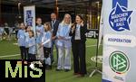 04.02.2026, Amateur-Fussball, Er�ffnung der Aktion M�dchen an den Ball im Pineapple-Park M�nchen, Fu�ballinteressierte M�dchen in M�nchen haben die M�glichkeit, sich spontan und unverbindlich am Ball auszuprobieren. Das Projekt des Vereins Biku e.V., das mit dem FC Bayern M�nchen und dem Bayerischen Fu�ball-Verband (BFV) kooperiert wird den M�dchen einmal w�chentlich ein kostenloses und unverbindliches Fu�balltraining mit lizenzierten Trainern und Trainerinnen anbieten. 
Presse-Er�ffnung, auf dem Bild: Anna Seliger (2.v.re, BIKU),  Michael Michi Kern (mitte, Betreiber Pineapple Park, Gastronom und Kulturveranstalter), re: Kathrin Abele (SPD Stadtr�tin M�nchen)