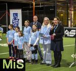 04.02.2026, Amateur-Fussball, Er�ffnung der Aktion M�dchen an den Ball im Pineapple-Park M�nchen, Fu�ballinteressierte M�dchen in M�nchen haben die M�glichkeit, sich spontan und unverbindlich am Ball auszuprobieren. Das Projekt des Vereins Biku e.V., das mit dem FC Bayern M�nchen und dem Bayerischen Fu�ball-Verband (BFV) kooperiert wird den M�dchen einmal w�chentlich ein kostenloses und unverbindliches Fu�balltraining mit lizenzierten Trainern und Trainerinnen anbieten. 
Presse-Er�ffnung, auf dem Bild: Anna Seliger (2.v.re, BIKU), Verena Dietl (re, 3. B�rgermeisterin Stadt M�nchen), Michael Michi Kern (mitte, Betreiber Pineapple Park, Gastronom und Kulturveranstalter) 