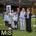 04.02.2026, Amateur-Fussball, Er�ffnung der Aktion M�dchen an den Ball im Pineapple-Park M�nchen, Fu�ballinteressierte M�dchen in M�nchen haben die M�glichkeit, sich spontan und unverbindlich am Ball auszuprobieren. Das Projekt des Vereins Biku e.V., das mit dem FC Bayern M�nchen und dem Bayerischen Fu�ball-Verband (BFV) kooperiert wird den M�dchen einmal w�chentlich ein kostenloses und unverbindliches Fu�balltraining mit lizenzierten Trainern und Trainerinnen anbieten. 
Presse-Er�ffnung, auf dem Bild: Anna Seliger (2.v.re, BIKU),  Michael Michi Kern (mitte, Betreiber Pineapple Park, Gastronom und Kulturveranstalter), re: Kathrin Abele (SPD Stadtr�tin M�nchen)