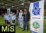 04.02.2026, Amateur-Fussball, Er�ffnung der Aktion M�dchen an den Ball im Pineapple-Park M�nchen, Fu�ballinteressierte M�dchen in M�nchen haben die M�glichkeit, sich spontan und unverbindlich am Ball auszuprobieren. Das Projekt des Vereins Biku e.V., das mit dem FC Bayern M�nchen und dem Bayerischen Fu�ball-Verband (BFV) kooperiert wird den M�dchen einmal w�chentlich ein kostenloses und unverbindliches Fu�balltraining mit lizenzierten Trainern und Trainerinnen anbieten. 
Presse-Er�ffnung, auf dem Bild: Anna Seliger (2.v.re, BIKU),  Michael Michi Kern (mitte, Betreiber Pineapple Park, Gastronom und Kulturveranstalter), re: Nima Lirawi (Migrationsbeirat, CSU, M�nchen).  