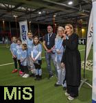 04.02.2026, Amateur-Fussball, Er�ffnung der Aktion M�dchen an den Ball im Pineapple-Park M�nchen, Fu�ballinteressierte M�dchen in M�nchen haben die M�glichkeit, sich spontan und unverbindlich am Ball auszuprobieren. Das Projekt des Vereins Biku e.V., das mit dem FC Bayern M�nchen und dem Bayerischen Fu�ball-Verband (BFV) kooperiert wird den M�dchen einmal w�chentlich ein kostenloses und unverbindliches Fu�balltraining mit lizenzierten Trainern und Trainerinnen anbieten. 
Presse-Er�ffnung, auf dem Bild: Anna Seliger (2.v.re, BIKU),  Michael Michi Kern (mitte, Betreiber Pineapple Park, Gastronom und Kulturveranstalter), re: Leonie Lobinger (B�ndnis 90/ die Gr�nen M�nchen) 