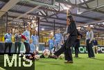 04.02.2026, Amateur-Fussball, Er�ffnung der Aktion M�dchen an den Ball im Pineapple-Park M�nchen, Fu�ballinteressierte M�dchen in M�nchen haben die M�glichkeit, sich spontan und unverbindlich am Ball auszuprobieren. Das Projekt des Vereins Biku e.V., das mit dem FC Bayern M�nchen und dem Bayerischen Fu�ball-Verband (BFV) kooperiert wird den M�dchen einmal w�chentlich ein kostenloses und unverbindliches Fu�balltraining mit lizenzierten Trainern und Trainerinnen anbieten. 3. B�rgermeisterin Verena Dietl beim Test-Schuss mit dem Ball.