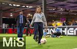 04.02.2026, Amateur-Fussball, Er�ffnung der Aktion M�dchen an den Ball im Pineapple-Park M�nchen, Fu�ballinteressierte M�dchen in M�nchen haben die M�glichkeit, sich spontan und unverbindlich am Ball auszuprobieren. Das Projekt des Vereins Biku e.V., das mit dem FC Bayern M�nchen und dem Bayerischen Fu�ball-Verband (BFV) kooperiert wird den M�dchen einmal w�chentlich ein kostenloses und unverbindliches Fu�balltraining mit lizenzierten Trainern und Trainerinnen anbieten. v.li: Nima Lirawi (Integrationsbeauftragter CSU M�nchen) und Leonie Lobinger (B�ndnis 90/ die Gr�nen M�nchen) beim kurzen Test-Schuss mit dem Ball.