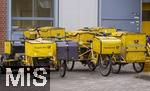 04.02.2026, M�nchen, Deutsche Post Brief Niederlassung M�nchen Arnulfstrasse. Fahrr�der der Briefzusteller stehen am Vorplatz bereit. 
