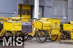 04.02.2026, M�nchen, Deutsche Post Brief Niederlassung M�nchen Arnulfstrasse. Fahrr�der der Briefzusteller stehen am Vorplatz bereit. 