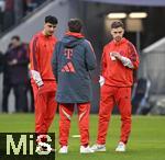 08.02.2026, Fussball Bundesliga 2025/2026, 21.Spieltag, FC Bayern M�nchen - TSG 1899 Hoffenheim, in der Allianz-Arena M�nchen,   v.l. Aleksandar Pavlovic (Bayern M�nchen) , Tom Bischof (Bayern M�nchen) und Joshua Kimmich (FC Bayern M�nchen) 


