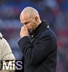 08.02.2026, Fussball Bundesliga 2025/2026, 21.Spieltag, FC Bayern M�nchen - TSG 1899 Hoffenheim, in der Allianz-Arena M�nchen,   Trainer Christian Ilzer (Hoffenheim) fasst sich an die Nase


