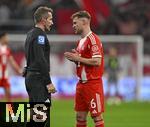08.02.2026, Fussball Bundesliga 2025/2026, 21.Spieltag, FC Bayern M�nchen - TSG 1899 Hoffenheim, in der Allianz-Arena M�nchen,  Joshua Kimmich (FC Bayern M�nchen) ist mit Tobias Stieler (Deutschland) unzufrieden.


