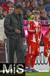 08.02.2026, Fussball Bundesliga 2025/2026, 21.Spieltag, FC Bayern M�nchen - TSG 1899 Hoffenheim, in der Allianz-Arena M�nchen,   Trainer Vincent Kompany (FC Bayern M�nchen) spricht noch mit Lennart Karl (FC Bayern M�nchen) vor dieser eingewechselt wird


