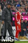 08.02.2026, Fussball Bundesliga 2025/2026, 21.Spieltag, FC Bayern M�nchen - TSG 1899 Hoffenheim, in der Allianz-Arena M�nchen,   Trainer Vincent Kompany (FC Bayern M�nchen) spricht noch mit Lennart Karl (FC Bayern M�nchen) vor dieser eingewechselt wird


