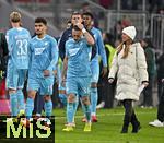 08.02.2026, Fussball Bundesliga 2025/2026, 21.Spieltag, FC Bayern M�nchen - TSG 1899 Hoffenheim, in der Allianz-Arena M�nchen,   v.l. Max Moerstedt (TSG 1899 Hoffenheim), Valentin Gendrey (TSG 1899 Hoffenheim) und Vladimir Coufal (Hoffenheim) und Kelven Frees (TSG 1899 Hoffenheim) sind nach dem Spiel entt�uscht.


