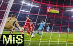 08.02.2026, Fussball Bundesliga 2025/2026, 21.Spieltag, FC Bayern M�nchen - TSG 1899 Hoffenheim, in der Allianz-Arena M�nchen, Torschuss zum 4:1 von Luis Diaz (FC Bayern M�nchen) gegen Torwart Oliver Baumann (TSG 1899 Hoffenheim) 

