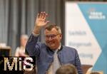 09.02.2026, Bad W�rishofen im Unterallg�u, Parteiveranstaltung zur Kommunalwahl 2026, Freie W�hler laden ein in den Kursaal. B�rgermeisterkandidat Paul Gruschka (Freie W�hler) winkt in den Saal.